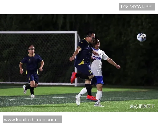 美国足球队与中国足球队员精彩对决展现足球魅力与文化交流